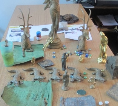 اعتقال عصابة دفائن .. احتالوا على سيدة بـ 130 الف دولار