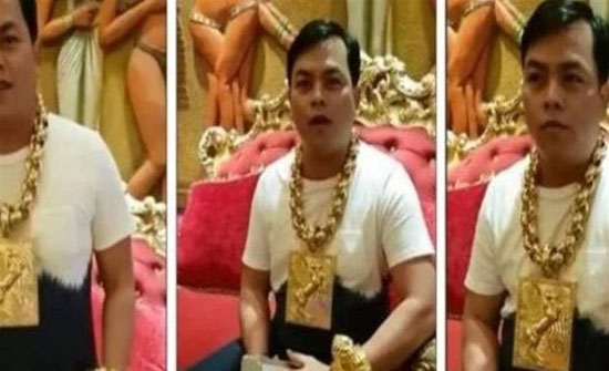 تعرّفوا إلى "رجل الذهب".. يرتدي أكثر من 13 كلغ يومياً! (فيديو) تعرّفوا إلى "رجل الذهب".. يرتدي أكثر من 13 كلغ يومياً! (فيديو)