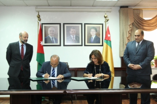 "الأردنية" ومنتدى الاستراتيجيات الأردني يوقعان مذكرة تفاهم
