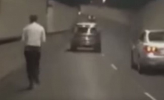 فيديو: يعبر نفقاً خطيراً بدراجة صغيرة