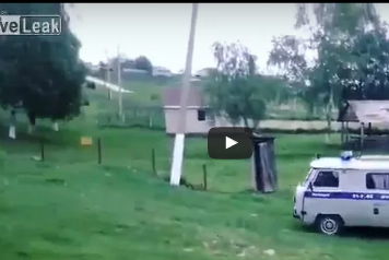 شاهد كيف أفلت مجرم من الشرطة بفضل قوة سيارته