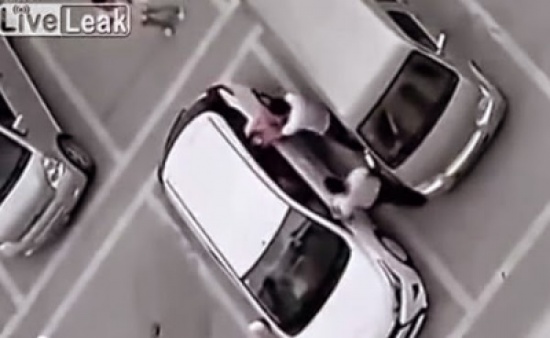 فيديو: شابان يتناوبان الاعتداء على فتاة في موقف سيارات