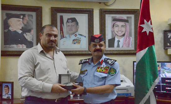 الأمن العام يكرم ضابطا وأحد المواطنين باربد