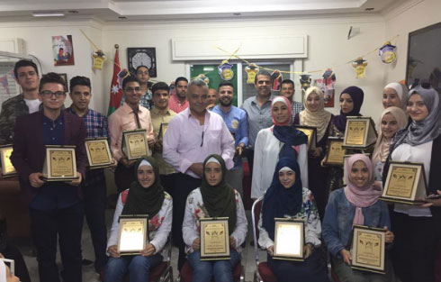 الهيئة الإدارية لجمعية ديوان ال الصالحي تكرم كوكبة من ابناءها الطلبة الخريجين الهيئة الإدارية لجمعية ديوان ال الصالحي تكرم كوكبة من ابناءها الطلبة الخريجين
