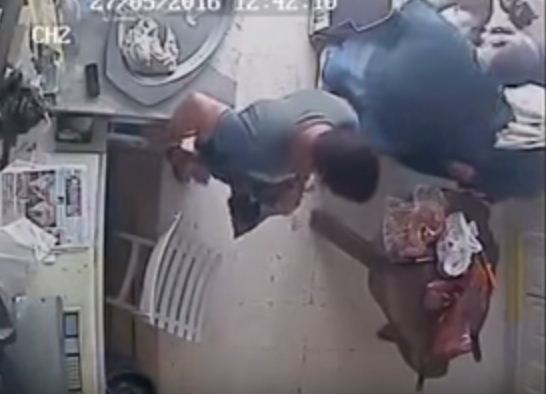 شاهد: لص يغافل جزارًا ويسرق إيراد محله أمامه