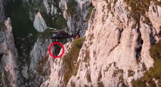 فيديو | طيار يخاطر بحياته لانقاذ سائحة علقت على ارتفاع 2000 قدم! فيديو | طيار يخاطر بحياته لانقاذ سائحة علقت على ارتفاع 2000 قدم!