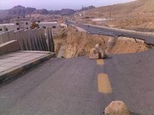 انهيار شارع وسط مدينة الكرك 