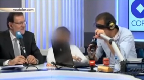 بالفيديو .. رئيس الوزراء الاسباني يضرب ابنه على الهواء بالفيديو .. رئيس الوزراء الاسباني يضرب ابنه على الهواء