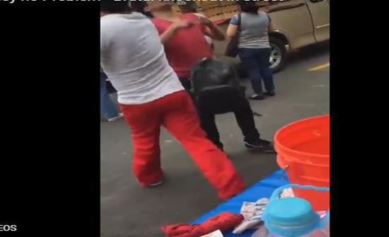 بالفيديو.. لم يدفع ثمن ما أكله فلقّنه درساً قاسياً أمام المارة!