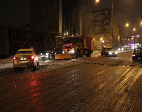 بالصور: كوادر الدفاع المدني تواصل تقديم خدماتها للمواطنين في الظروف الجوية السائدة