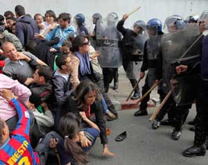 الأمن الجزائري يتصدى لمظاهرة طلابية 