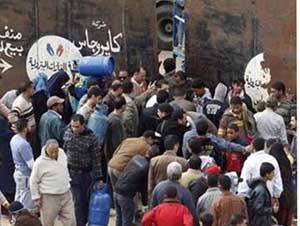 المصريون يتعرضون لأزمة خانقة في اسطوانات الغاز المنزلي