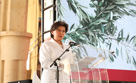 عناب ترعى ترانيم وشموع السلام في المغطس