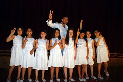 تامر حسني يصور مع الاطفال اوبريتا لمصر!