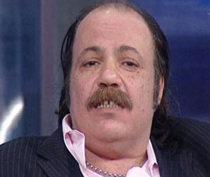 طلعت زكريا ينفي احتراق مقهاه من قبل شباب ثورة يناير!