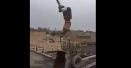 فيديو: عامل بناء يطير في الهواء