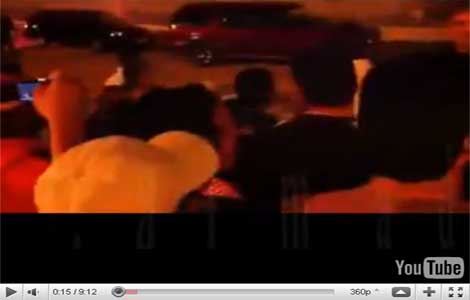 في انتظار وضع جمال وعلاء مبارك في " بوكس " سيارة شرطة ( فيديو ) 