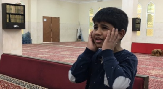 شاهد.. من هو الطفل الذي أذن فأبهر السعوديين؟