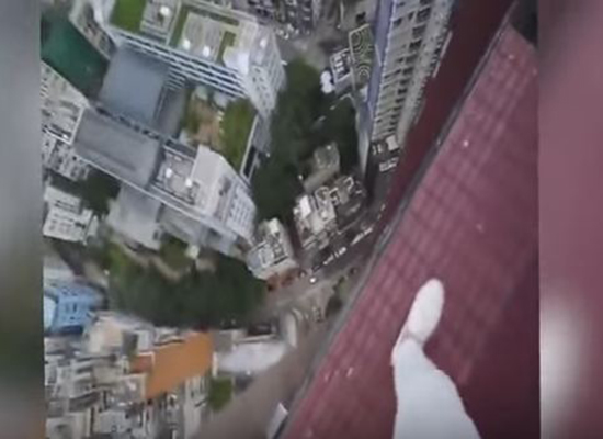 شاهد... فيديو يحبس الأنفاس مع مغامر من فوق ناطحة سحاب