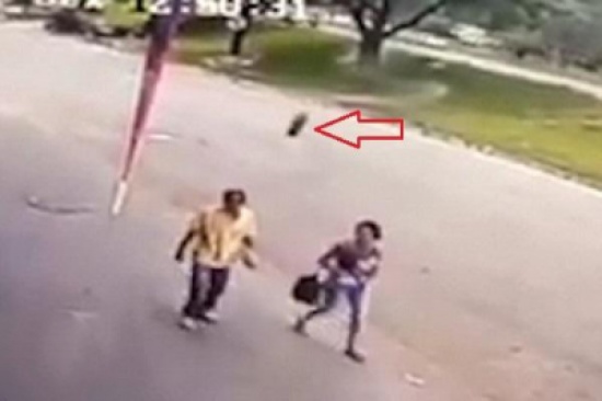 شاهد: إطار سيارة متدحرج يطيح برجل وهو يسير برفقة زوجته