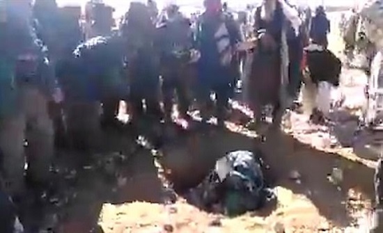 شاهد.. لقطات مروعة لامرأة ترجم حية على يد طالبان في هجوم مرعب شاهد.. لقطات مروعة لامرأة ترجم حية على يد طالبان في هجوم مرعب