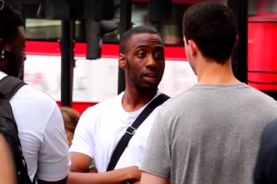 شاهد.. ماذا تفعل لو طلب شخص رقم هاتفك في الشارع؟