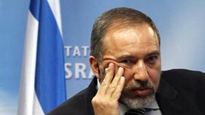 إسرائيل: النائب العام ينظر بتوجيه تهم بالفساد إلى ليبرمان