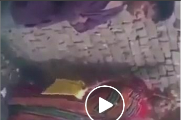 شاهد.. عقاب شاب تحرش بفتاة في الهند شاهد.. عقاب شاب تحرش بفتاة في الهند