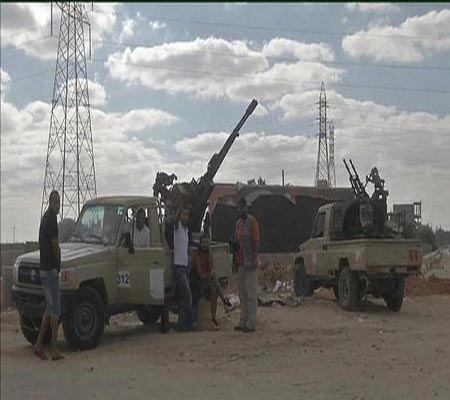 "فايننشال تايمز": الميليشيات المسلحة الليبية تستنزف خزائن الدولة "فايننشال تايمز": الميليشيات المسلحة الليبية تستنزف خزائن الدولة