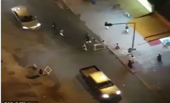 لحظة هجوم أطفال على السيارات ورشق قائديها بالمياه في الكويت (فيديو) لحظة هجوم أطفال على السيارات ورشق قائديها بالمياه في الكويت (فيديو)