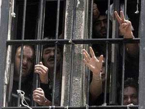 وفاة سجين لبناني متأثراً بحروق خلال اقتحام سابق للقوات الأمنية لسجن رومية