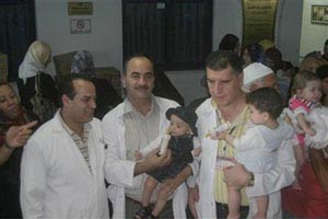 طواقم غزة 13 توزع كميات من حليب الاطفال في غزة 