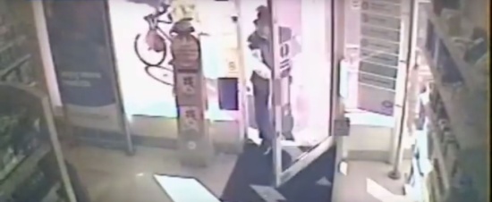 بالفيديو: 4 موظفات يحتجزن لصاً حتى وصول الشرطة