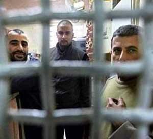 الاسرى الفلسطينيون في سجون الاحتلال يضربون عن الطعام 