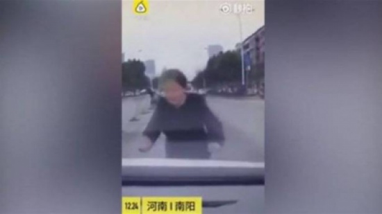 ارتمت أمام السيارة بشكل جنوني... والهدف صادم! ارتمت أمام السيارة بشكل جنوني... والهدف صادم!
