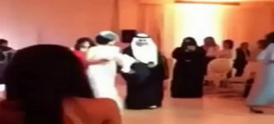 رقص الجدة يسبب شجار بين أهل العروسين في حفل زفاف رقص الجدة يسبب شجار بين أهل العروسين في حفل زفاف