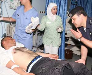 لجنة بلدية الزرقاء تزور جرحى مصابي الامن العام