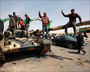 القذافي يخفي مدرعاته بالنهر العظيم    