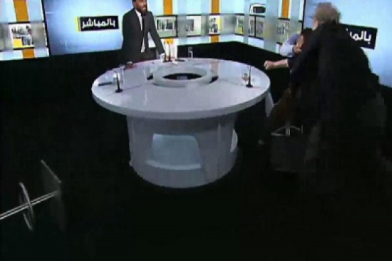 بالفيديو: استوديو برنامج لبناني يتحول لحلبة مصارعة بين ضيفين.. وتراشق بالماء ولكمات خاطفة
