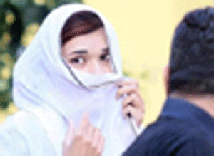 عائلة تمنع ابنتها من الدراسة لأنها جميلة لحد الفتنة عائلة تمنع ابنتها من الدراسة لأنها جميلة لحد الفتنة