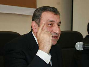 رئيس الوزراء المصري يتعهد بحل مشكلة الأجور خلال شهر رئيس الوزراء المصري يتعهد بحل مشكلة الأجور خلال شهر