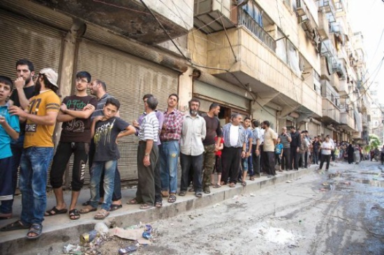 طوابير طويلة للحصول على الخبز في أحياء حلب «المحاصرة»