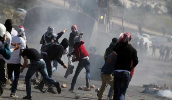 تجدد الاشتباكات بين الفلسطينيين والاحتلال الإسرائيلى قرب سجن "عوفر" تجدد الاشتباكات بين الفلسطينيين والاحتلال الإسرائيلى قرب سجن "عوفر"