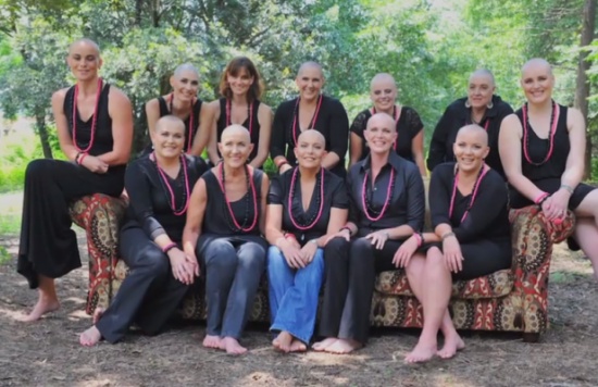 يحلقن شعرهن مساندة لصديقتهن المريضة