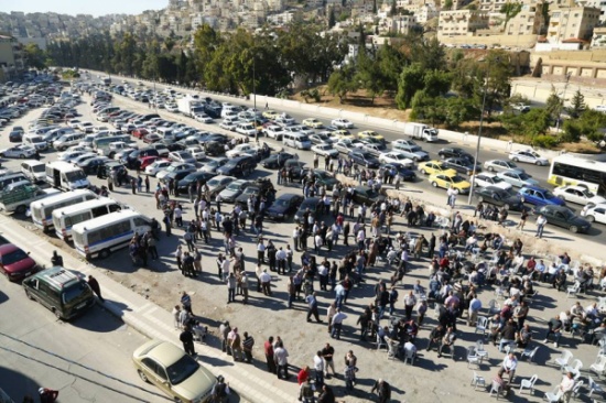 بالصور .. عمال الكهرباء مستمرون باضرابهم بالصور .. عمال الكهرباء مستمرون باضرابهم