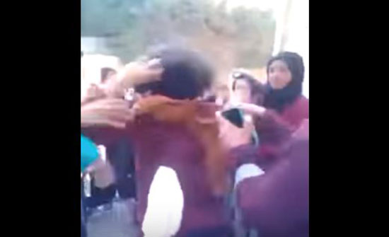 مشاجرة بالأيدي بين طالبتين ثانوي داخل إحدى المدارس (فيديو) مشاجرة بالأيدي بين طالبتين ثانوي داخل إحدى المدارس (فيديو)