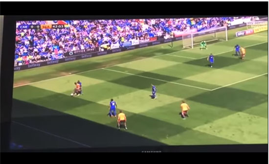 بالفيديو : لاعب ينفذ رمية تماس على ظل الشمس بدلاً من خط الملعب ...