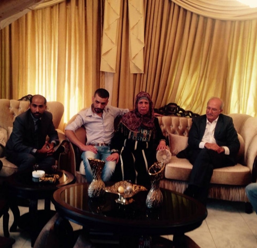 الذهبي في بيت زوربا بعد الافراج عنه .... واصبحا صديقين على الفيس بوك الذهبي في بيت زوربا بعد الافراج عنه .... واصبحا صديقين على الفيس بوك