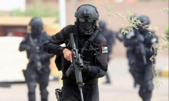 مكتب مخدرات الرمثا يطيح بثلاثة أشخاص مروجين مخدرات مع سيارتهم