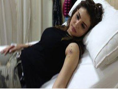 اصابة الفنانة دينا فؤاد بطلق ناري اثناء تصوير برنامج “مقالب” اصابة الفنانة دينا فؤاد بطلق ناري اثناء تصوير برنامج “مقالب”